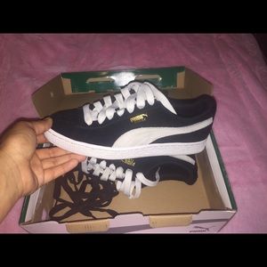 Barely worn black puma shoes
